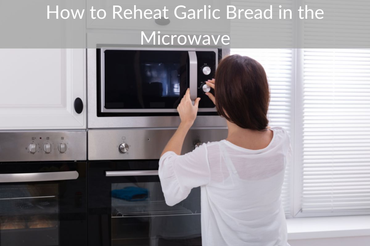 How to Reheat Garlic Bread in the Microwave